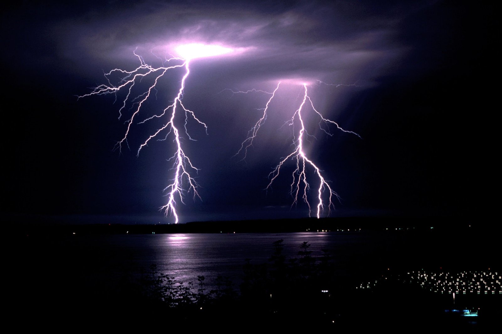 découvrez les fascinantes leçons de la foudre : phénomènes naturels, impacts sur notre environnement et enseignements scientifiques. apprenez comment la foudre façonne notre compréhension de la météo et des dangers qui nous entourent.